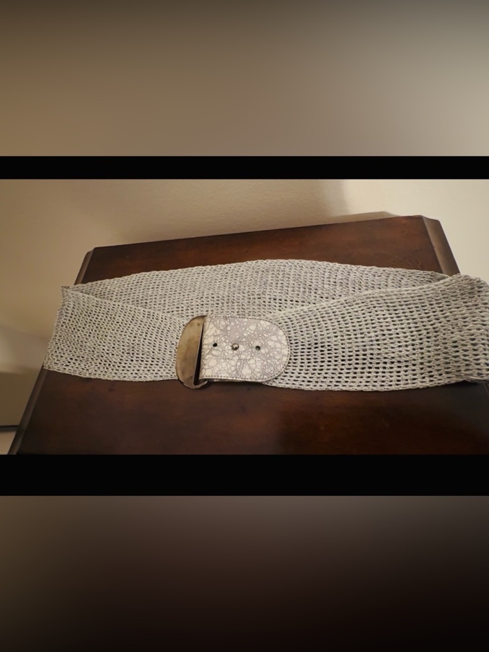 Silver mesh belt, with “alligator” buckle. Used/ good.